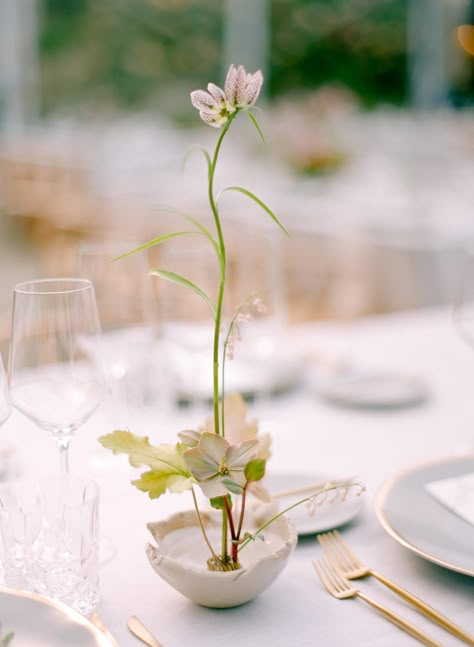 Elegant Organic Wedding, Ikebana Wedding Tablescape, Ikebana Bouquet Wedding, Frog Arrangement Wedding, Ikebana Centerpiece Wedding, Ikebana Wedding Flowers, Ikebana Flower Arrangement Wedding, Ikebana Wedding Centerpieces, Airy Floral Arrangements