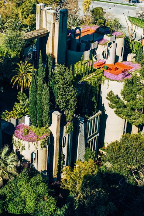 Futuristic Apartment, Cement Factory, Architecture Cool, Ricardo Bofill, Decor Minimalist, Brutalism, Futuristic Architecture, Pretty Places, The Roof