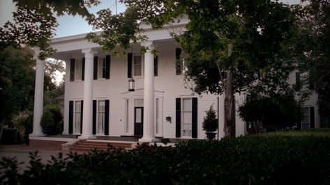 Anyone else notice that the Originals house in NOLA was the old Salvatore Boarding House from 1864? Nice try, Julie. Mikaelson Mansion, Salvatore Boarding House, New Orleans Mansion, The Mikaelsons, New Orleans Homes, New Orleans Travel, The Vampire Diaries, Best Places To Travel, Vampire Diaries