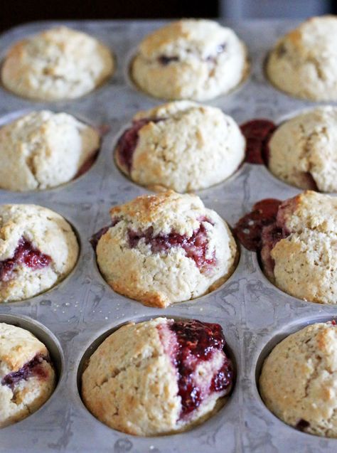 Jam Filled Muffins, Recipe Using Jam, Quick Muffins, Easy Jam, Simple Muffin Recipe, Filled Muffins, Muffin Tin Recipes, Coffee Breakfast, Muffin Recipe