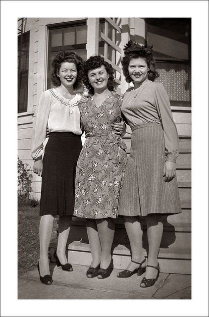 1940s vintage photo of 3 stylish women in summer fashions/ 1940s fashion #1940s #1940sfashion #vintagephotography #snaphot #summerfashion 1940s Aesthetic, 1940s Clothing, 40s Mode, Wwii Fashion, Wwii Women, 1940s Fashion Women, Vintage Hairstyle, 1940s Photos, 1940s Suit