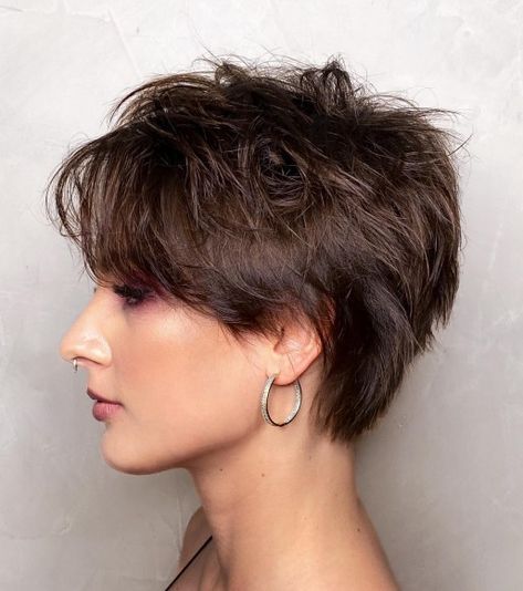 Back Of Pixie Haircut Neckline, Aesthetic Haircut Ideas, Front Bangs Hairstyles, Short Wedge Haircut, Pixies Haircut, Brown Pixie, Easy Hairstyles For Short Hair, Current Hair Trends, Shaggy Pixie Cuts