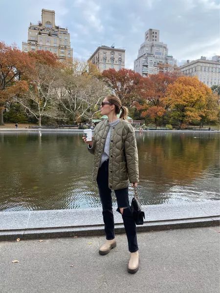 Sam Edelman Laguna Chelsea Boot Outfit, Timberland Chelsea Boots Outfit, Style Chunky Chelsea Boots, How To Wear Lug Sole Boots, Lug Sole Chelsea Boots Outfit, Chunky Boots Outfit Winter, Lug Sole Boots Outfit, Lug Boots Outfit, Wellington Boots Outfit