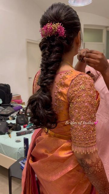 Hairstyles For Langa Voni, Wedding Hair Indian Bride, Messy Hairstyles For Saree, Simple Hairstyle For Bridesmaid, Engagement Bridal Hairstyles, Messi Hairstyles For Wedding, Short Hair Styles With Saree, Hair Styles For Marriage Function, Haïr Style For Bride