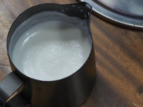 How to Make Steamed Milk at Home - 2 Ways Diy Steamed Milk, Steam Milk Without Steamer, How To Steam Milk At Home, How To Make Steamed Milk, How To Steam Milk Without A Steamer, Steamed Milk Recipe, Steamed Milk At Home, How To Steam Milk, Cold Coffee Drinks Recipes