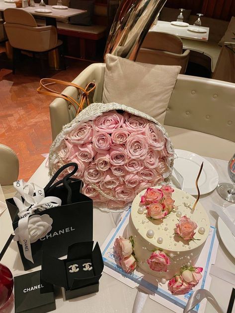 17. Geburtstag, Luxury Birthday Gifts, Birthday Goals, Luxury Birthday, Cute Birthday Ideas, Flower Therapy, Beautiful Bouquet Of Flowers, Luxury Flowers, Birthday Pictures