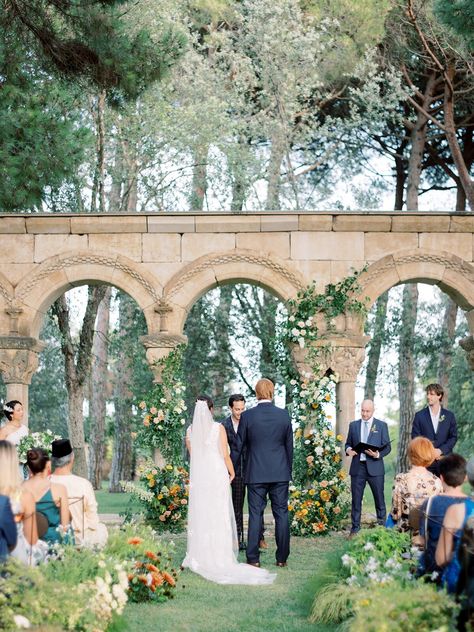 A Captivating Altar Italian Chateau, Branch Arch Wedding, Simple Wedding Arch, Willow Structures, Ancient Garden, Country Manor House, Mira Zwillinger, Wedding Branches, Girona Spain