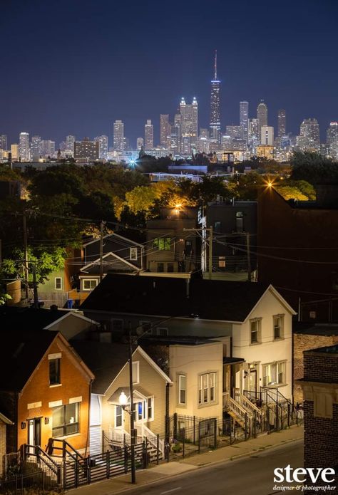 Townscaper Ideas Aesthetic, Chicago Suburbs Aesthetic, Ukrainian Village Chicago, Chicago By Night, Chicago Downtown Night, Little Village Chicago, Downtown Chicago Aesthetic, City Streets At Night, Sears Tower Chicago