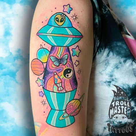 🍩Hannah Patton🍩’s Instagram profile post: “Another take on the ufo lava lamp from my flash for @trisbreanna 💗 I am ALWAYS happy to change up a previously tattooed flash piece to make…” Alien Lava Lamp, Cool Colorful Tattoos, Feminine Alien Tattoo, Ghost Lava Lamp Tattoo, Mushroom Lava Lamp Tattoo, Lava Lamp Tattoo Design, Psycadelic Tattoo Ideas, Alien Ufo Tattoo, Traditional Tattoo Ufo