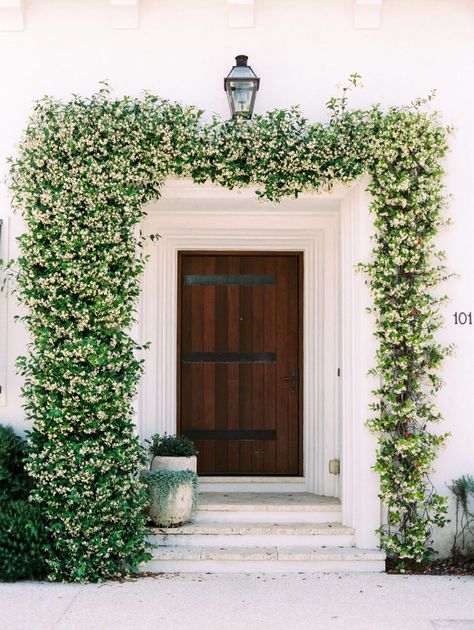 Farmhouse Exterior - Jasmine Vines Home Exterior - Vines Around Door - Painted White Home Exterior - Large Wooden Door Rustic - Spring Home Exterior - Modern Farmhouse - White Home with Vines Trained Around the Door Asymmetrically - Curb Appeal Landscape Edging Stone, Alys Beach, Dachshund Art, Landscape Edging, Landscape Design Plans, Casa Exterior, Farmhouse Living, Beautiful Architecture, House Front