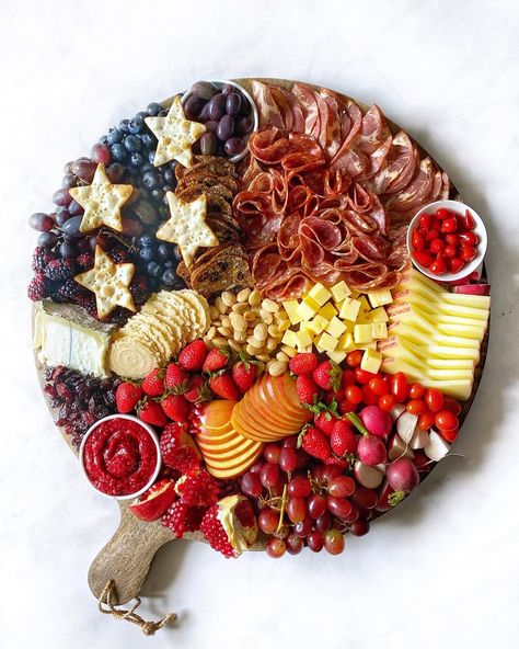 Red White And Blue Board, Red White Blue Charcuterie Board, Red White And Blue Charcuterie Board, Seacuterie Boards, Red White And Blue Charcuterie, Blue Charcuterie Board, 4th Of July Charcuterie Board, Charcuterie Lunch, Cheese And Charcuterie Board