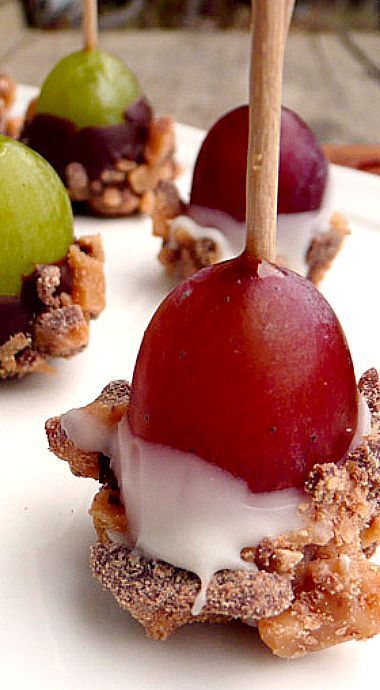 Grape Appetizers, Finger Food Appetizers, On A Stick, Creamy Chocolate, Dessert Appetizers, Party Food Appetizers, Caramel Apple, Chocolate Cupcakes, Fruit Desserts