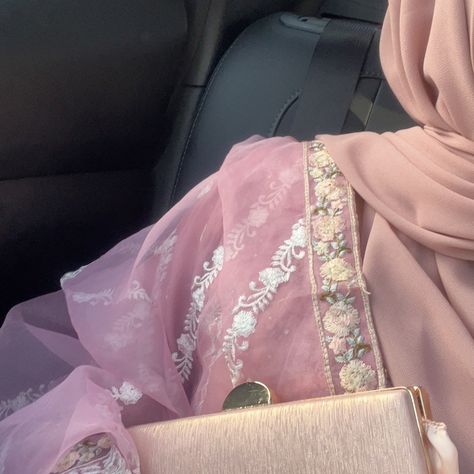 Eid Looks, Pink Hijab, Hijab Aesthetic, Desi Fashion Casual, Hijabi Aesthetic, Desi Clothes, Muslimah Aesthetic, Desi Wedding, Indian Aesthetic