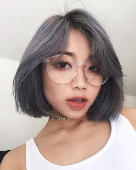 grey coloured bob hairstyle Short Grey Hair, Latest Short Hairstyles, Hairstyles For Round Faces, Curly Hair Cuts, Grunge Hair, Short Bob Hairstyles, Gray Hair, Grey Hair, Short Hair Cuts For Women