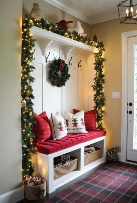 Christmas Mudroom, Foyer Christmas Decor, Christmas Entryway Decor, Holiday Entryway Decor, White House Christmas Decorations, Diy Gingerbread House, Holiday Entryway, Diy Gingerbread, Christmas Colour Schemes