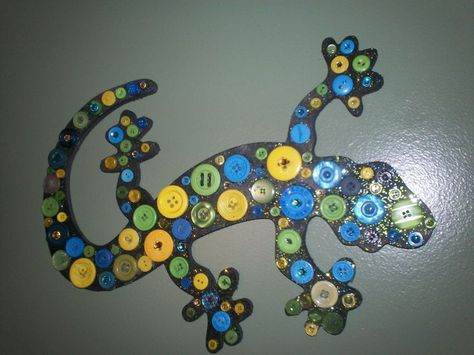 Weird Animals VBS Crafts | Lizard button craft - cut out of cardstock, painted + glitter, then ... Salamander Craft, Button Animals, Snake Wedding, Amphibians Activities, Lizard Craft, Letter L Crafts, Button Crafts For Kids, Weird Animals Vbs, Australia Crafts