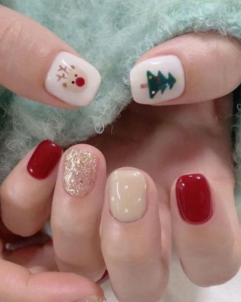 Nail Christmas Simple, Nail Cristhmas Design Simple, Christmas Nails Tree, Korean Christmas Nails, Simple Christmas Nail Art, Green Christmas Nails, Simple Christmas Nails, Korean Christmas, Minimal Nails Art