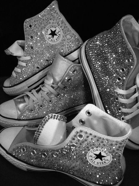 Chica Cool, Dr Shoes, Silver Party, Rich Kids, Stockholm Fashion, Converse Sneakers, Glitz And Glam, Mode Inspo, Star Girl