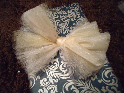 Bridal Shower Gift Wrapping Ideas, Tulle Crafts, Package Bows, Gift Wrap Bow, Holiday Wreaths Diy, Bridal Gift Wrapping Ideas, Gift Wrapping Techniques, Gifts Wrapping Diy, Wrap Ideas