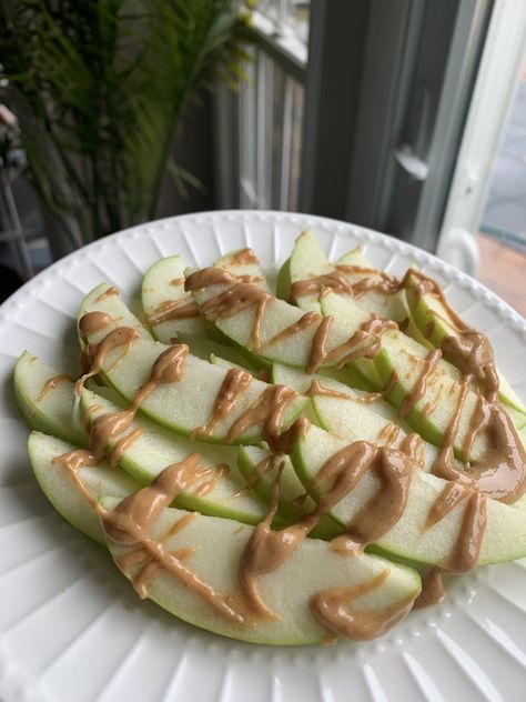 Apples With Peanut Butter, Healthy Food Inspiration, Healthy Food Dishes, Healthy Food Motivation, Healthy Lifestyle Food, Idee Pasto Sano, Food Goals, Food Is Fuel, Lunch Snacks