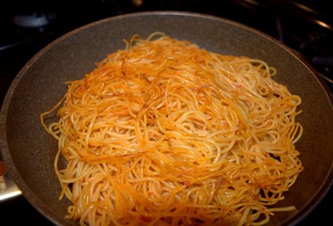 Crispy and crunchy goodness Fried Spaghetti Noodles, Fried Spaghetti Recipe, Spaghetti Squash Alfredo, Fried Spaghetti, Fried Macaroni, Fried Pasta, Spaghetti Recipes Easy, Spaghetti Pie, Spaghetti Salad