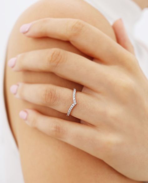 This stunning wishbone wedding band is the perfect match for non-wedfit engagement rings! At Lily Arkwright, we ensure every engagement ring has its ideal pairing.   Setting: Ellora Availability: Platinum, White, Yellow, or Rose Gold  🎀 Buy now pay later with Klarna, from 0%⁠⁠ 🔒 UK Hallmarked & Assay Assured⁠⁠ 🌎 Free Worldwide Shipping⁠⁠ 💍 Customise this design  📧 hello@lilyarkwright.com  📞+44 (0) 161 537 6773 Wishbone Wedding Band, Meghan Markle Engagement Ring, Princess Diana Engagement Ring, Large Engagement Rings, Lab Grown Engagement Ring, Pave Wedding Bands, Jewelry Knowledge, Wishbone Ring, Engagement Rings Couple