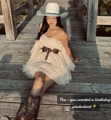 Vaquera Outfit Mexican Photoshoot, Vaquera Outfits Dress, Western Outfits Women For Pictures, Vaquera Wedding Guest Outfit, Maternity Outfits With Cowgirl Boots, Cute Western Birthday Outfits, Vaquera Wedding Outfit, Vaquera Graduation Pictures, Country Western Outfits For Women Party