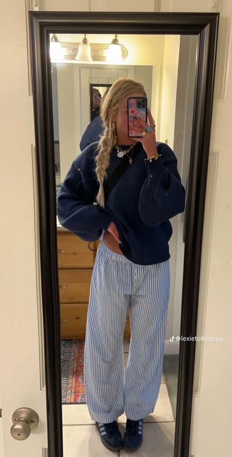 Fall Sheek Outfits, Lennon Pants Outfit, College Outfit Comfy, Fall Outfits College Casual, August 2024 Outfits, Stripped Pants Outfit Fall, Casual Class Outfit, Street Style Aesthetic Women, Jean Cargos Outfits