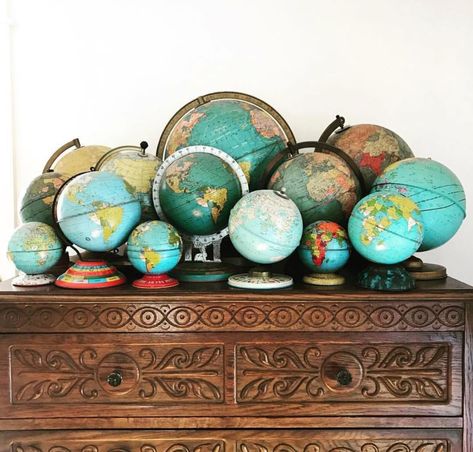 17 creative ways to curate a collection Globe Display Ideas, Decorating With Globes, Globe Collection Display, How To Display Collections, Globe Display, Globe Ideas, Rock Collection Display, Globe Collection, Memory Ideas