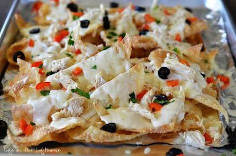 Italian Nachos “Italian Nachos aka - my new weakness. These nachos are... Recipes Nachos, Appetizers Italian, Chicken Bell Peppers, Italian Nachos, Life In The Lofthouse, Wonton Wrapper Recipes, Crispy Wonton, Wonton Recipes, Bowl Party Food