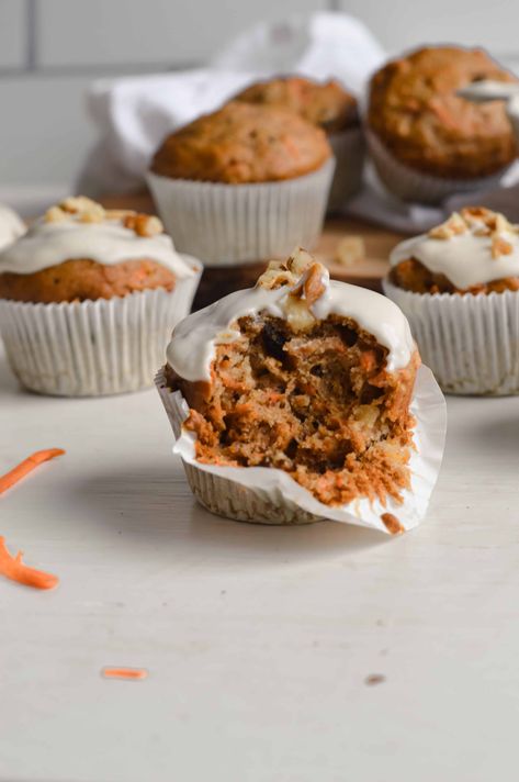 pineapple carrot muffins Muffins With Greek Yogurt, Carrot Pineapple Muffins, Greek Yogurt Frosting, Healthy Carrot Cake Muffins, Healthy Carrot Cake, Raisin Muffins, Carrot Cake Muffins, Healthy Carrot Cakes, Carrot Muffins