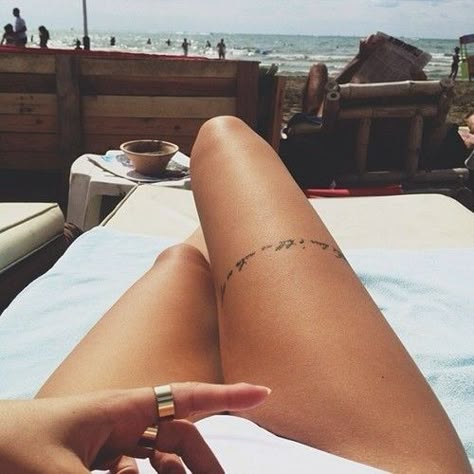 Sensualissimi tatuaggi sulle gambe: scritte, fiocchi, pizzi Small Thigh Tattoos, Quote Tattoos Placement, Thigh Band, Girl Thigh Tattoos, Thigh Tat, Ring Tattoos, Tattoo Feminina, Hot Tattoos, Feather Tattoos