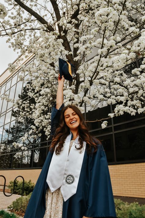 Graduation Cap Gown Photos, College Graduation Pictures Flowers, College Portraits Graduation Pictures, Graduation Picture Ideas With Parents, Outdoor High School Graduation Photoshoot Ideas, Creative Cap And Gown Pictures, Simple Graduation Pictures, Graduation Picture Inspiration, Cute Grad Photos