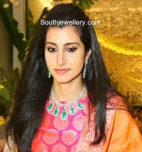 Nara Brahmani in a diamond emerald necklace paired with matching earrings. Nara Brahmani, Diamond Emerald Necklace, Vogue Jewelry, Antique Gold Earrings, Diamond Wedding Jewelry, Gold Jewelry Simple Necklace, Beautiful Gold Necklaces, Celebrity Jewelry, Diamond Necklace Designs