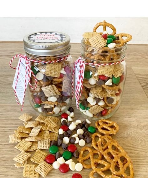 Christmas Pretzel Bark, Christmas Pretzel, Holiday Pretzels, Christmas Jar Gifts, Pretzel Bark, Christmas Pretzels, Mason Jar Gifts Diy, Mason Jar Christmas Gifts, Christmas Candy Gifts