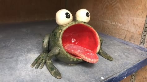 Frog Pinch Pot Ideas, Pinch Pot Critters, Frog Pinch Pot, Pinch Pot Animal, Animal Pinch Pots, Pinch Pot Monsters, Pinch Pot Ideas Ceramics, Pinch Pot Animals, Frog Ashtray