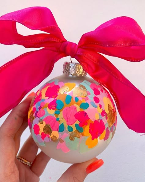 Painted Christmas Ornaments, Painted Ornaments, Hand Painted Ornaments, Christmas Ornament Crafts, Noel Christmas, Christmas Ornaments To Make, Ornament Crafts, Christmas Love, Artist On Instagram