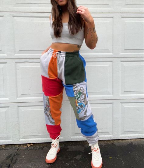 Harry Potter Patchwork, Patchwork Pants Outfit, Upcycled Streetwear, Reworked Clothes Diy, Patchwork Joggers, Patchwork Outfit, Patchwork Sweatpants, 2023 Sweater, Reworked Clothes