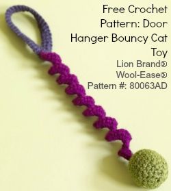 Free Crochet Pattern Door Hanger Bouncy Cat Toy Pet Crochet, Katt Diy, Diy Chat, Kat Haken, Crochet Cat Toys, Diy Cat Toys, Crochet Cat, Diy Stuffed Animals, Crochet Home