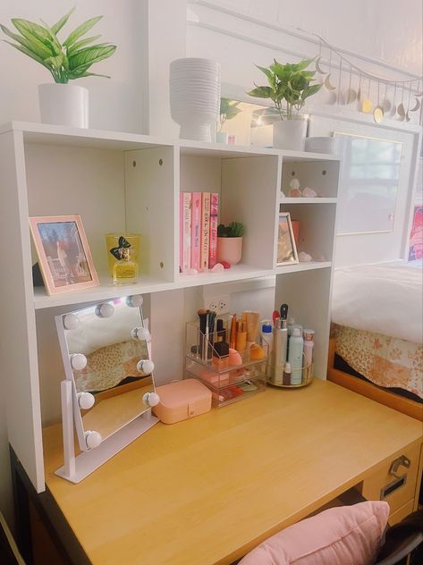 Pretty Dorm Room, Dorm Room Desk, Cozy Reading Chair, Dorm Room Layouts, College Dorm Room Inspiration, Desk Makeup, Dream Dorm Room, Dorm Desk, Cozy Dorm Room