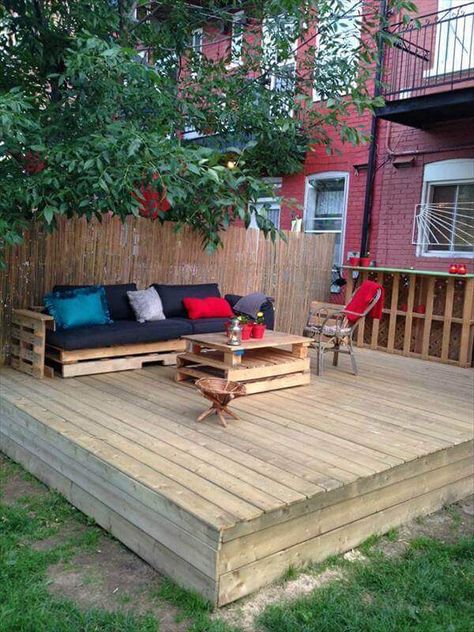 21 Easy and Inexpensive Floating Deck Ideas For Your Backyard Pallet Patio Decks, Pallet Deck, Pallet Floors, Design Per Patio, Building A Floating Deck, Floating Deck, Wooden Deck, Pallet Patio, Pallet Sofa