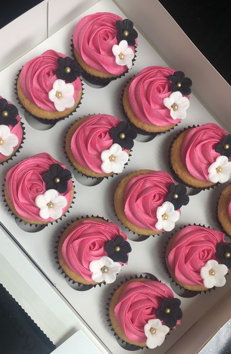 Pretty girly pink birthday cupcakes 13 Birthday Cupcakes Girl, Pink And Black Cupcakes Ideas, Black Pink Cupcakes, Pink And Black Cupcakes, Blackpink Cupcake Ideas, Work Cupcakes, Salon Anniversary, Pink Birthday Cupcakes, Muffin Design