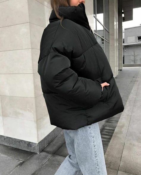 Campera Puffer Outfit, Puffer Vest Outfit Street Style, Campera Puffer, Women Puffer Vest, Puffer Vest Outfits, 80s Outfit Ideas, Women Puffer Jacket, Crop Puffer Jacket, Outfits Street Styles