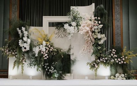 Kaidang Design Wedding, Modern Backdrop Wedding, Backdrop Wedding Minimal, Wedding Backdrop Stage, Pelamin Garden Theme, Pelamin White Theme, Pelamin Klasik Modern, White Floral Stage Decor, Contemporary Wedding Decor