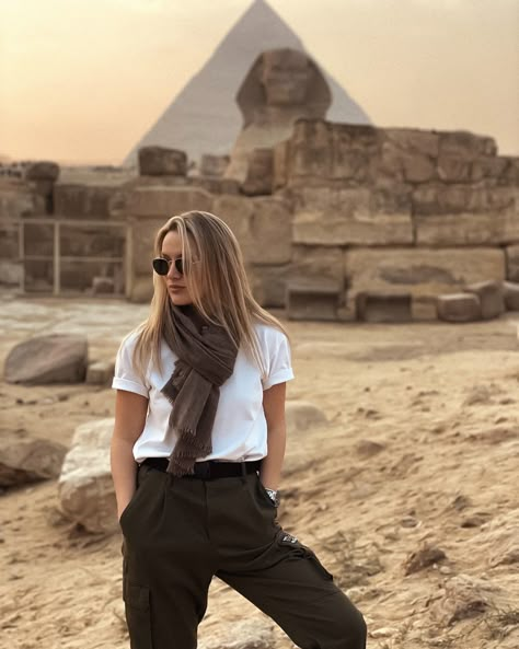 Dressing For Egypt, Giza Pyramids Outfit, Dubai Dressing Style Women, Egypt Trip Outfit, Desert Trip Outfit, Desert Winter Outfit, Dessert Safari Dubai Outfit Women, Dubai Dressing Style, Egypt Outfits Women Travel