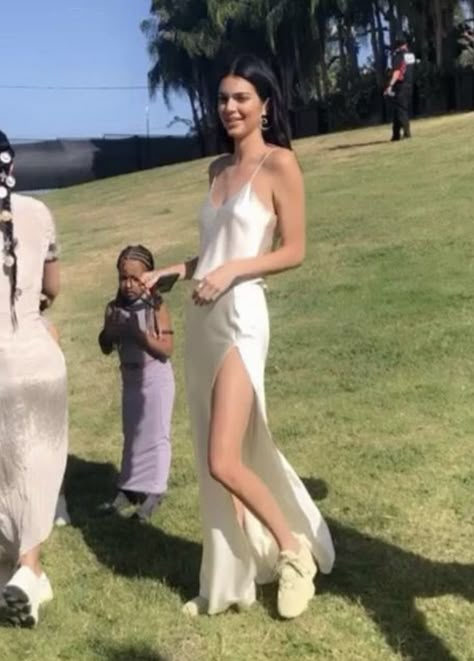 Kendall Jenner White Dress, Outfits Kendall Jenner, Kendall Jenner Outfits Casual, Kendall Jenner Aesthetic, Kendall Jenner Dress, Kendall Jenner Icons, Kendall Jenner Street Style, Kendall Style, Kendal Jenner