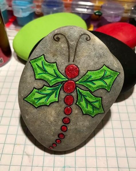 30 Cute Christmas Rock Painting Ideas - Nikki's Plate Christmas Rock Painting Ideas, Christmas Rock Painting, Rock Painting Ideas, Painted Rocks Kids, Christmas Rock, Painted Rocks Craft, Fun Christmas Crafts, Painted Rocks Diy, Free Stencils