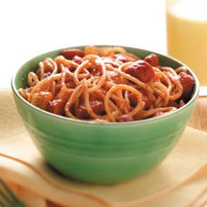 Chili Spaghetti with hot dogs. I am going to mak ethis but with the spaghetti through hotdogs. For kid dinnner on sleep over. Low Sodium Spaghetti Sauce, Hot Dog Spaghetti, Chili Spaghetti, Spaghetti Dinner, Easy Spaghetti, Hot Dog Recipes, Vegetable Pasta, Dog Recipes, I Love Food