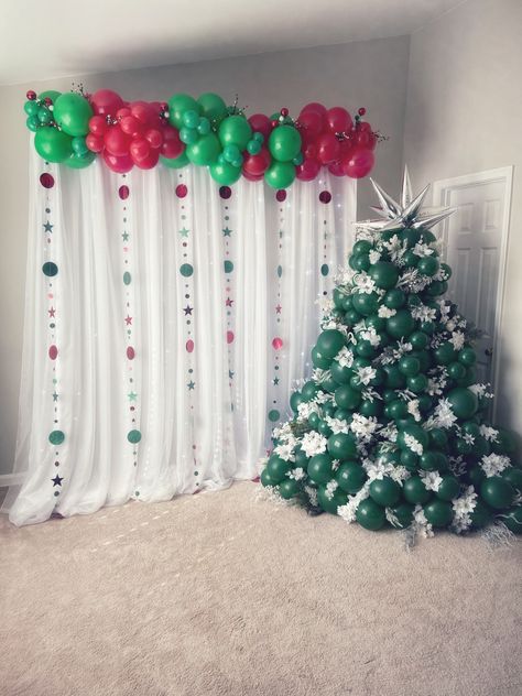 I decided to teach myself how to make one of these balloon Christmas trees. Love how it came out! To see how I made this, please click on the link below. That will direct you to the YouTube video. Enjoy! Simple Balloon Backdrop, Christmas Balloon Tree, Christmas Balloon Backdrop, Backdrop With Lights, Balloon Garland Tutorial, Balloon Christmas Tree, Christmas Party Backdrop, Balloon Christmas, Garland Tutorial