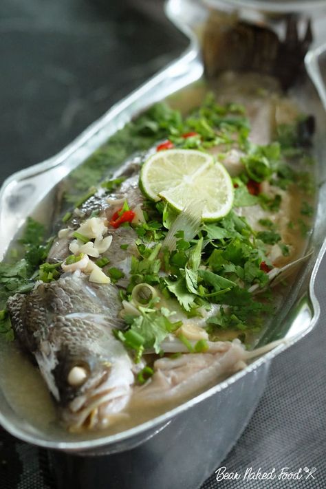 Thai Steamed Fish, Lechon Recipe, Thai Menu, Sea Bass Recipes, Chinese Christmas, Lao Food, King Prawns, Khmer Food, Best Spaghetti